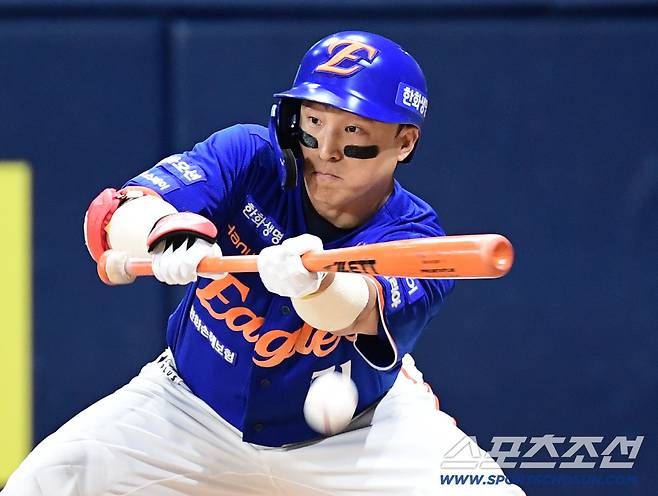 26일 고척돔에서 열린 KBO리그 키움과 한화의 경기. 9회초 무사 2루. 노시환 진루시키는 번트 성공하는 손아섭. 고척=송정헌 기자songs@sportschosun.com/2025.08.26/