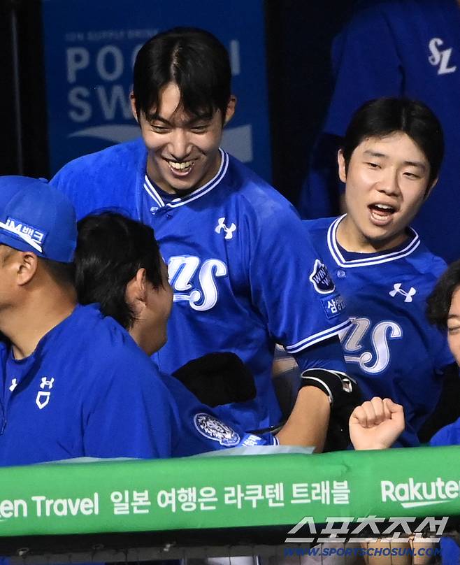 26일 잠실야구장에서 열린 삼성과 두산의 경기, 7회초  1사 1루 디아즈의 2점홈런때 득점한 구자욱이 원태인 김지찬의 환영을 받고 있다. 잠실=허상욱 기자wook@sportschosun.com/2025.08.26/