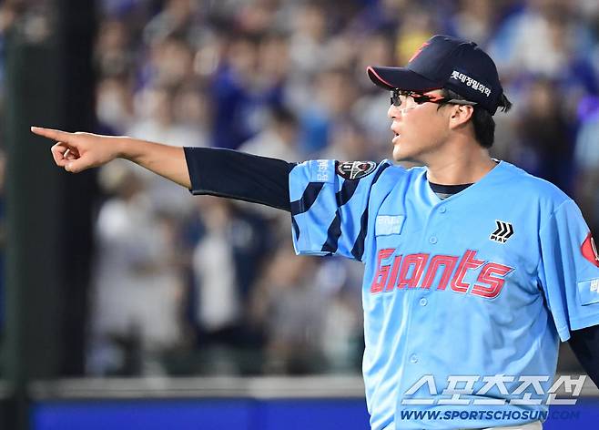 16일 부산 사직구장에서 열린 롯데와 삼성의 경기. 5회 삼성 김영웅 삼진 때 볼 위치 알려주는 롯데 박세웅. 부산=송정헌 기자songs@sportschosun.com/2025.08.16/