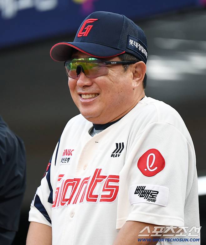 26일 부산 사직구장에서 열린 KT와 롯데의 경기. 롯데 김태형 감독이 KT 이강철 감독을 보며 웃고 있다. 부산=정재근 기자 cjg@sportschosun.com/2025.8.26/