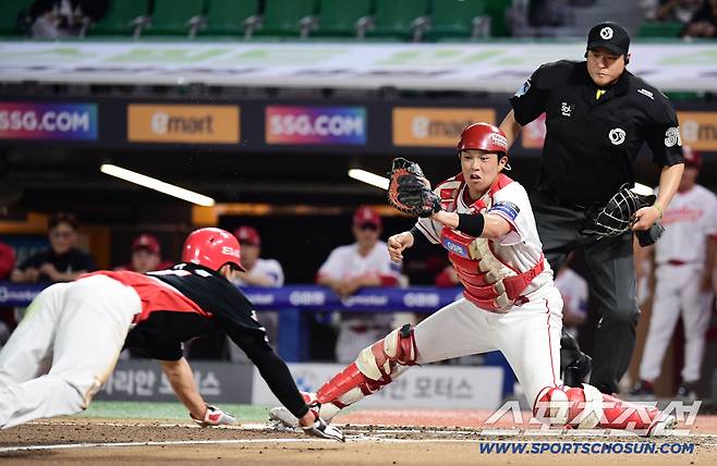 27일 인천 SSG랜더스필드에서 열린 KBO리그 SSG와 KIA의 경기. 6회초 1사 3루. 위즈덤 내야땅볼 타구 때 3루주자 김호령이 홈으로 쇄도했으나 태그아웃을 당하고 있다. 인천=송정헌 기자songs@sportschosun.com/2025.08.27/