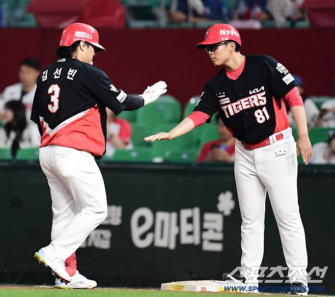 27일 인천 SSG랜더스필드에서 열린 KBO리그 SSG와 KIA의 경기. 11회초 1타점 적시타 날린 KIA 김선빈. 인천=송정헌 기자songs@sportschosun.com/2025.08.27/