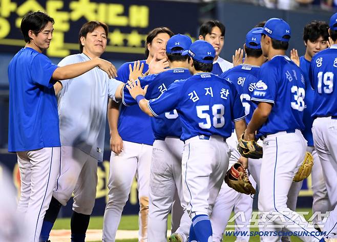 27일 잠실야구장에서 열린 삼성과 두산의 경기, 삼성 이 14대1로 승리하며 5연승을 달렸다. 승리의 기쁨을 나누는 삼성 선수들의 모습. 잠실=허상욱 기자wook@sportschosun.com/2025.08.27/