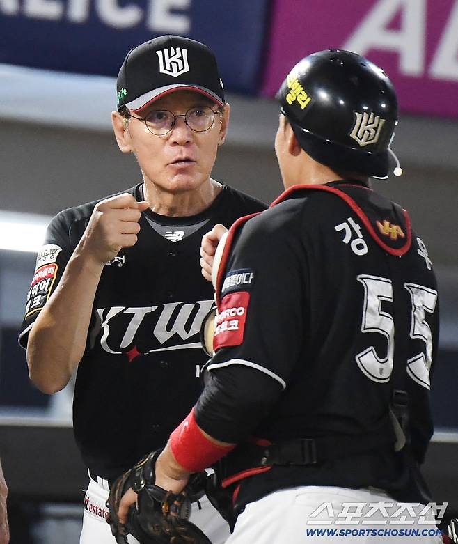 27일 부산 사직구장에서 열린 KT-롯데전. KT가 7대2로 승리했다. 이강철 감독이 강현우 포수를 맞이하고 있다. 부산=정재근 기자 cjg@sportschosun.com/2025.8.27/