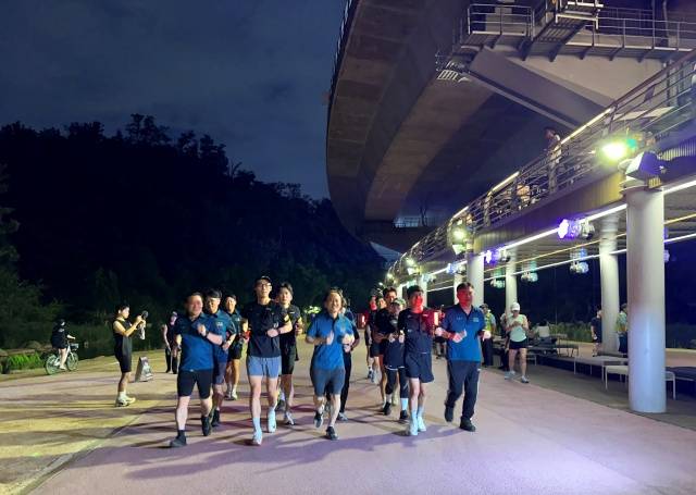 '서울 러닝순찰대'가 두 달간의 시범운영을 마무리했다. 지난 6월 서대문구에서 서울 러닝 순찰대가 합동순찰을 하고 있는 모습. /서울시