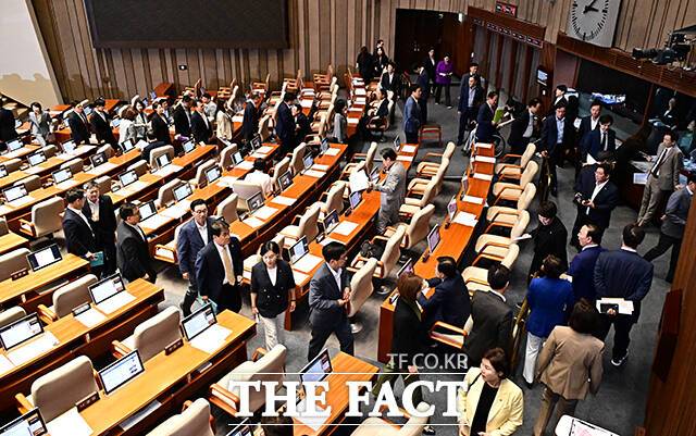 국가인권위원회 위원 이상현·우인식 선출안 부결에 항의하며 본회의장을 떠나는 국민의힘 의원들.