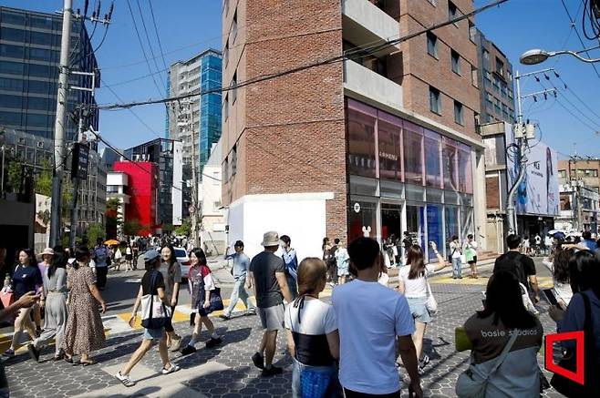 성수동 거리에서 젊은 남녀들이 걸어가고 있다. 성동구청 제공