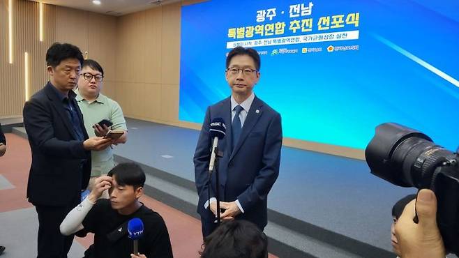 김경수 지방시대위원회 위원장이 27일 ‘광주·전남 특별지방자치단체 추진 선포식’ 행사를 마친 후, 정부의 지방도시 발전 계획 방향 등에 대해 기자들에게 설명하고 있다. 심진석 기자