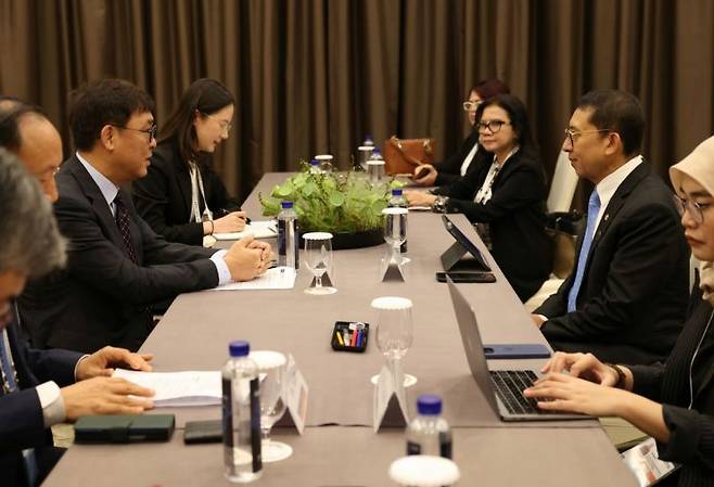 최휘영 문화체육관광부 장관이 27일 'APEC 문화산업고위급대화'가 열리고 있는 경북 경주 힐튼호텔에서 파들리 존 인도네시아 문화부 장관과 양자회담을 하고 있다.   [사진 제공= 문화체육관광부]