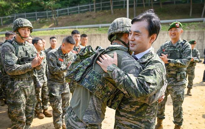 안규백 국방부장관이 27일 해병대 특수수색대대와 해병대2사단 예하 말도 소초를 방문해 대비태세를 점검하고 장병들을 격려했다. /국방부