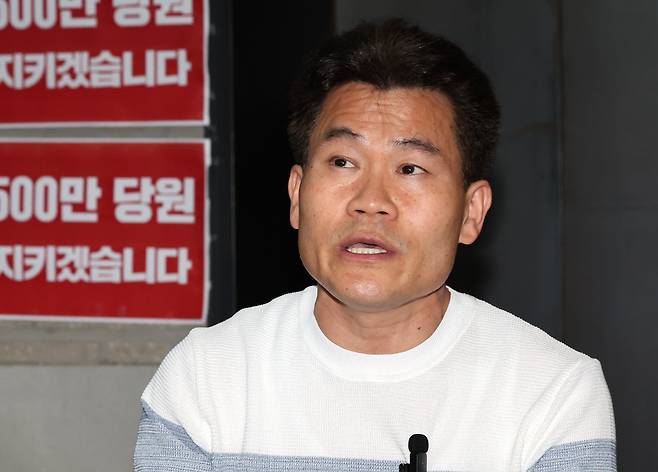 전한길 씨가 18일 오후 서울 여의도 국민의힘 중앙당사를 찾아 특검의 국민의힘 압수수색 저지 농성 중인 김문수 당대표 후보와 만나 입장을 밝히고 있다./뉴스1