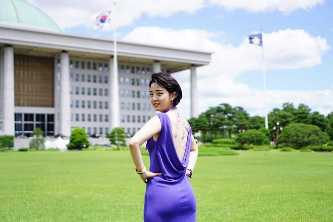 류호정 전 정의당 의원이 2021년 6월 16일 국회에서 타투인들과 함께 타투입법 제정 촉구 기자회견을 하고 있다.  이날 류 의원은 유명 타투이스트 밤이 그린 타투 스티커를 등에 붙인 채 기자회견을 진행했다. /류호정 의원실 제공