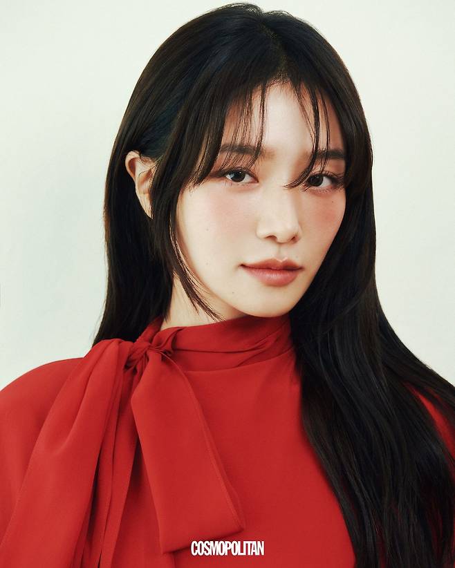 은은한 음영을 연출한 팔레트 드 보떼 콰티오 멀티-유즈 크림 앤 파우더 쿼드 아이 팔레트 02 로사 니티다 10만7천원, 화사한 생기를 더한 구찌 블러시 드 보떼 치크 & 아이파우더 04 브라이트 코랄 7만9천원, 촉촉한 립을 위한 루즈 드 보떼 브리앙 글로우&케어 208 데이 멧 인 아르헨티나 6만3천원 모두 Gucci Beauty 실크 톱 2백70만원 Gucci.