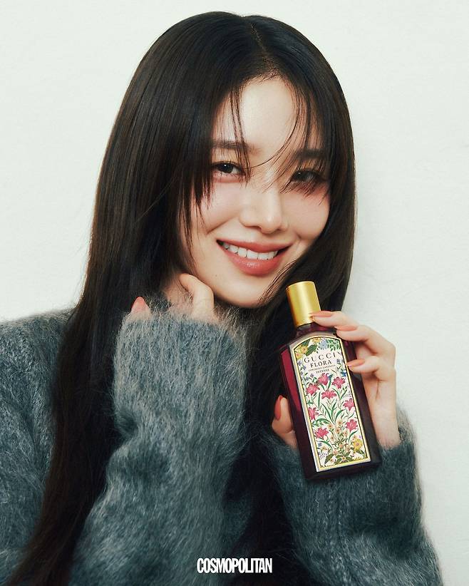 자연스러운 아이 메이크업에 제격인 팔레트 드 보떼 콰티오 멀티-유즈 크림 앤 파우더 쿼드 아이 팔레트 01 써머리나 브라운 10만7천원, 블렌드해 입체적 색상을 표현한 구찌 블러시 드 보떼 치크 & 아이파우더 01 실키 로즈 및 02 텐더 애프리콧 각각 7만9천원, 데일리 립 컬러로 알맞은 루즈 드 보떼 브리앙 글로우&케어 208 데이 멧 인 아르헨티나 6만3천원, 구찌 플로라 골저스 가드니아 오 드 퍼퓸 인텐스 100ml 28만3천원 모두 Gucci Beauty.  오버사이즈 카디건 3백80만원 Gucci.