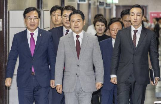국민의힘 장동혁 대표와 송언석 원내대표 최고위원단이 27일 국회에서 열린 최고위원회의에 입장하고 있다. 연합뉴스