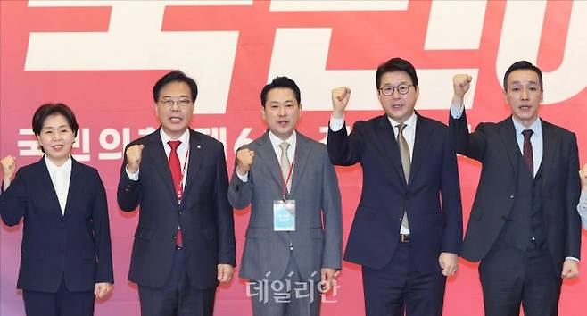 장동혁 국민의힘 신임 당대표(가운데)가 26일 국회도서관에서 열린 국민의힘 전당대회 결선에서 선출된 뒤 송언석 원내대표(왼쪽 두번째)와 양향자 최고위원(왼쪽 첫번째), 신동욱 수석최고위원(왼쪽 네번째), 김민수 최고위원(왼쪽 다섯번째)를 비롯한 당 지도부와 함께 파이팅 구호를 외치고 있다. ⓒ데일리안 홍금표 기자