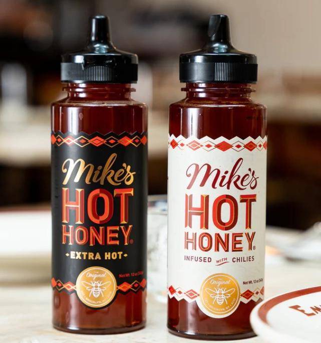 달콤함과 매운맛을 결합한 ‘스와이시’가 글로벌 푸드 시장을 흔드는 트렌드로 부상하고 있다. 스와이시 열풍의 중심에 있는 ‘마이크스 핫 허니’ 소스. 사진 출처 마이크스 핫 허니 홈페이지 캡처