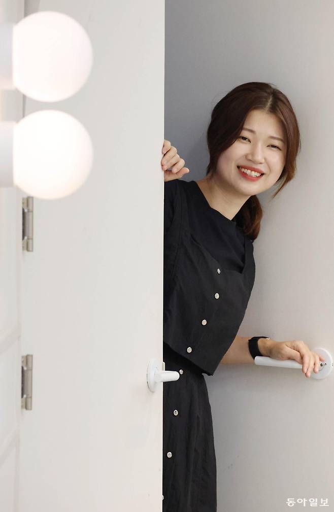 김초엽 소설가는 “평소 인물, 디자인, 건축 등 잘 모르는 분야를 접해 보려고 한다”고 했다. 
전영한 기자 scoopjyh@donga.com