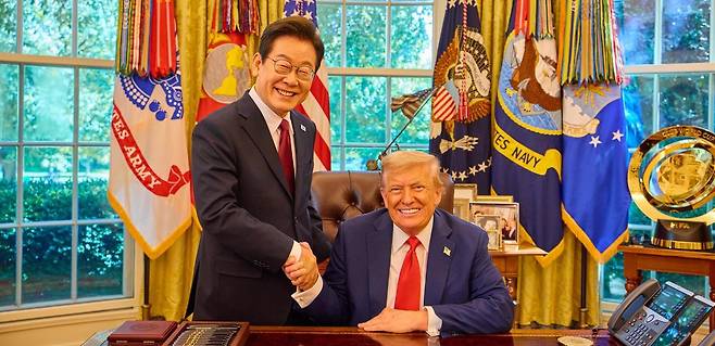 이재명 대통령이 25일(현지 시간) 미국 워싱턴 백악관에서 열린 한미 정상회담을 마치고 도널드 트럼프 미국 대통령과 악수를 하고 있다. 한미 양국은 지난달 관세 협상에서 타결한 무역 합의를 유지하기로 했지만, 대미 투자 펀드 운용 방식과 농축산물 개방 문제 등에서 불씨가 남아 있다는 평가가 나온다. 워싱턴=송은석 기자 silverstone@donga.com