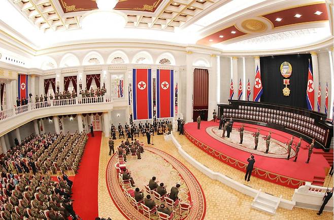 북한 노동당 기관지 노동신문은 21일 김정은 당 총비서가 귀국한 조선인민군 해외작전부대 주요지휘관에게 국가표창을 수여했다고 22일 보도했다.  평양=노동신문 뉴스1