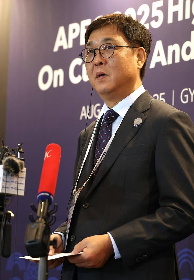 ‘APEC 문화산업고위급대화’ 본회의가 27일 경북 경주시 힐튼호텔에서 열린 가운데 최휘영 문화체육관광부 장관이 질문에 답하고 있다. 문화체육관광부 제공
