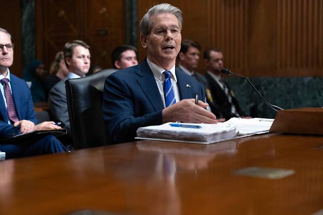 [워싱턴=AP/뉴시스] 스콧 베선트 미 재무장관이 6월 12일(현지 시간) 워싱턴 국회의사당에서 도널드 트럼프 대통령의 2026 회계연도 예산안 요구와 세제 개혁안을 검토하기 위해 상원 재무위원회 청문회에서 증언하고 있다.