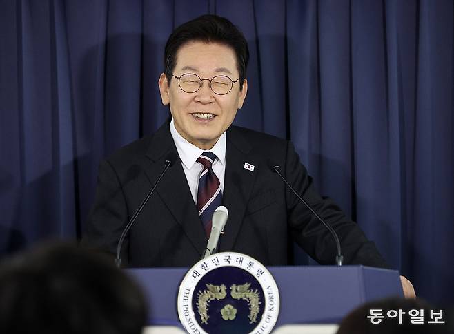 이재명 대통령이 24일(현지시간) 일본 도쿄 하네다공항 이륙 뒤 미국 워싱턴DC로 향하는 공군 1호기 기내에서 기자간담회를 갖고 있다. 도쿄=송은석 기자 silverstone@donga.com