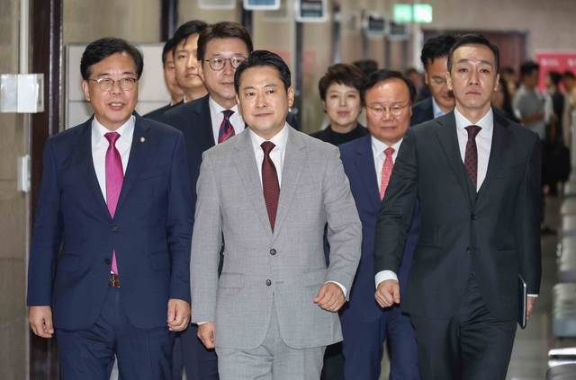 국민의힘 장동혁 신임 당대표와 송언석 원내대표, 최고위원단이 27일 국회 본청에서 열린 최고위원회의에 입장하고 있다.<연합뉴스>