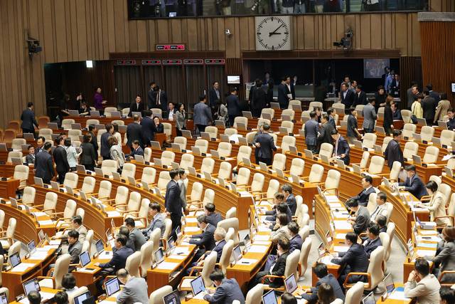 27일 서울 여의도 국회 본회의에서 국가인권위원회 위원 선출안이 부결되자 국민의힘 의원들이 항의하며 퇴장하고 있다. [연합뉴스]