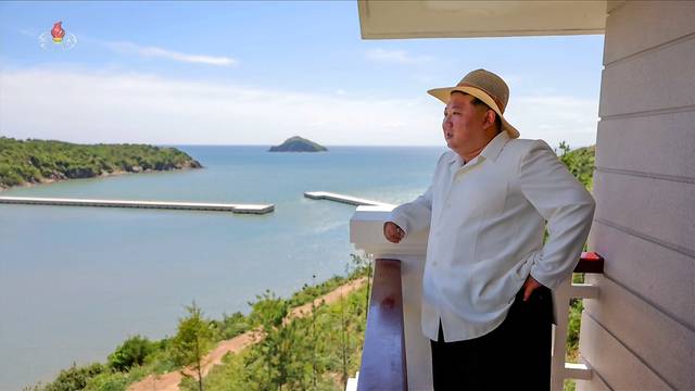 김정은, 완공된 낙원바다양식소ㆍ어촌문화주택지구 시찰. 연합뉴스