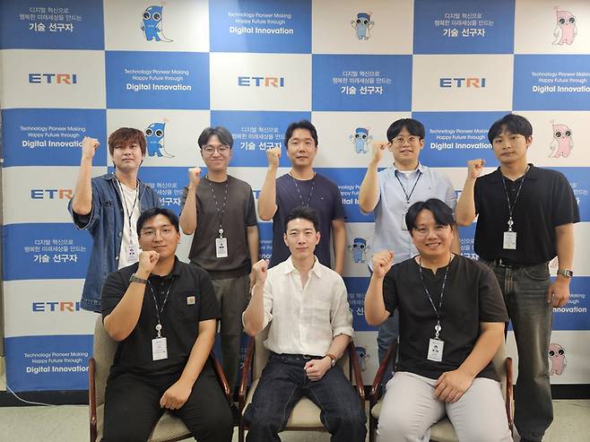 ETRI 차세대주역 신진연구사업에 선정된 8명 신진연구자. 윗줄 왼쪽부터 시계 방향으로 문종성 연구원, 이현범 연구원, 최광문 선임연구원, 최중락 연구원, 김도훈 연구원, 김대길 선임연구원, 안성준 선임연구원, 이기호 연구원.