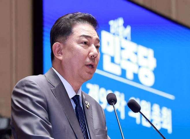 김병기 더불어민주당 원내대표가 27일 국회에서 열린 의원총회에서 발언을 하고 있다. 뉴시스