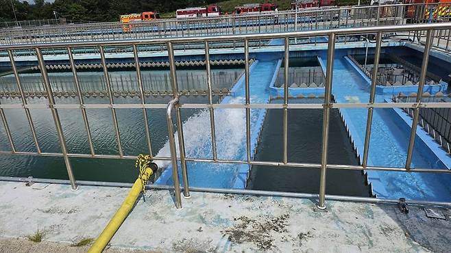 강릉시가 27일부터 연곡정수장에서 홍제정수장으로 운반 급수를 시작했다. 강릉시 제공