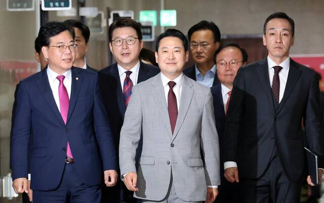 장동혁 국민의힘 대표가 27일 서울 여의도 국회에서 열린 최고위원회의에 입장하고 있다. 김경호 선임기자 jijae@hani.co.kr