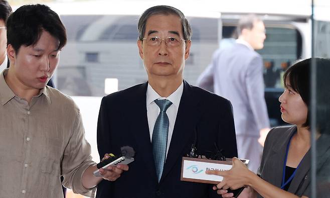 윤석열 전 대통령의 내란 행위 방조 혐의를 받는 한덕수 전 국무총리가 27일 오후 구속 전 피의자 심문(영장실질심사)을 받기 위해 서울 서초구 서울중앙지법에 출석하고 있다. 류우종 기자 wjryu@hani.co.kr