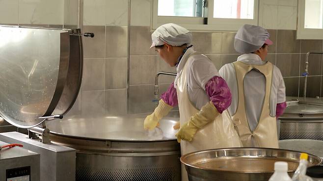 학교 급식실. 한겨레 박승연PD