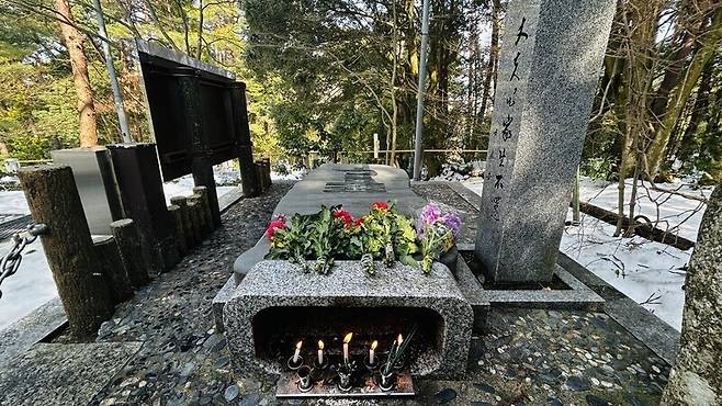 지난 3월 일본 이시카와현 가나자와시 노다산에 있는 윤봉길 의사 암장지적비에 방문객들이 초를 켜고 헌화했다. 홍석재 특파원 forchis@hani.co.kr
