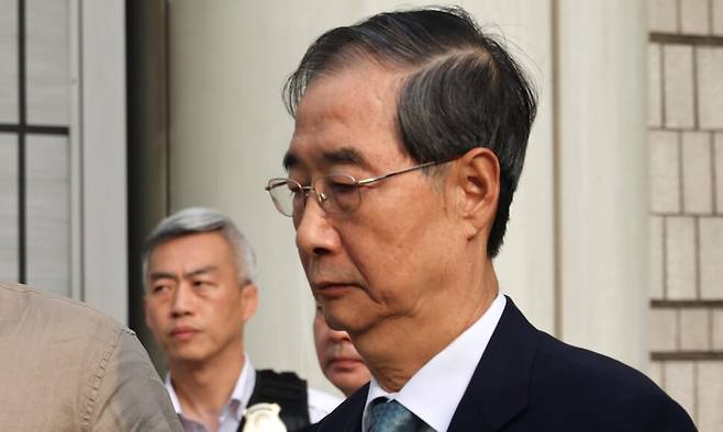 윤석열 전 대통령의 내란 행위 방조 혐의를 받는 한덕수 전 국무총리가 27일 오후 서울 서초구 서울중앙지법에서 구속 전 피의자 심문(영장실질심사)을 받은 뒤 대기 장소인 서울구치소로 향하는 차량으로 이동하고 있다. 류우종 기자 wjryu@hani.co.kr
