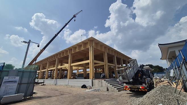 지난 21일 경북 경주시 국립경주박물관 중정에 짓고 있는 아시아태평양경제협력체 정상회의 만찬장(왼쪽). 주성미 기자
