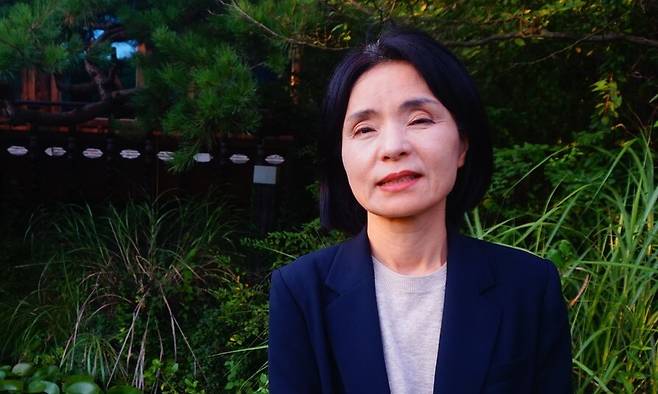 이영아 전 고양신문 대표가 7일 경기도 고양시 한 음식점 앞에서 포즈를 취하고 있다. 이준희 기자