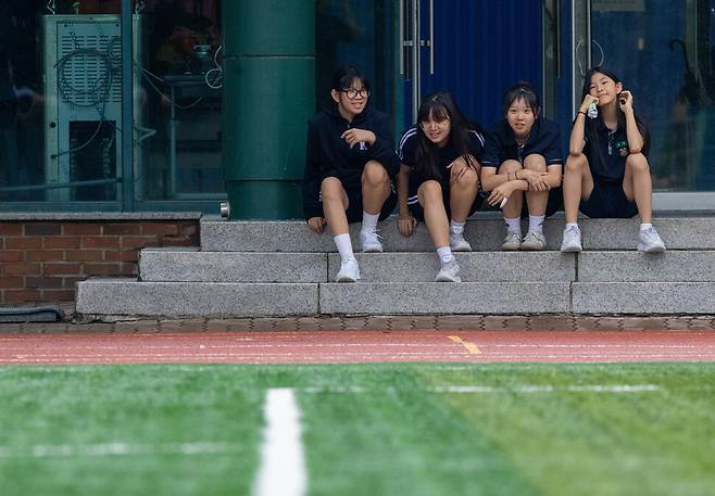 2025년 7월16일 낮 서울 광진구 광양중학교 운동장에서 여학생들이 점심시간에 이야기를 나누고 있다. 김진수 선임기자