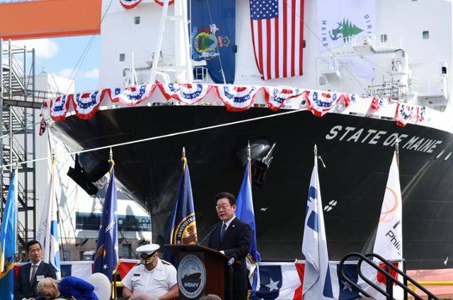 이재명 대통령이 26일 미국 필라델피아의 한화 필리조선소에서 '스테이트 오브 메인'호 명명식 축사를 하고 있다. 필라델피아=연합뉴스