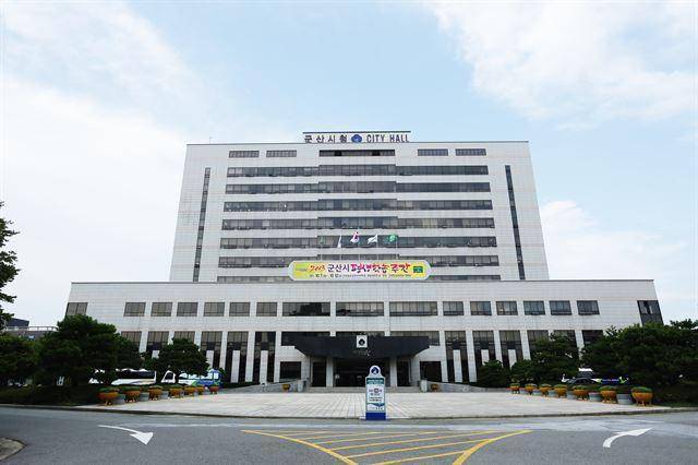 군산시청사 전경.