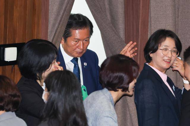정청래 더불어민주당 대표가 27일 서울 여의도 국회에서 열린 제428회 국회(임시회) 제3차 본회의에서 국가인권위원회 위원(이상현, 우인식) 선출안 무기명 전자 투표를 한 뒤 기표소를 나서고 있다. 뉴스1
