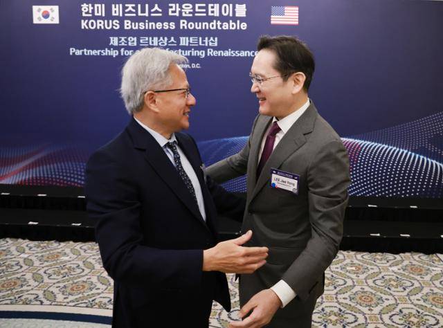 이재용(오른쪽) 삼성전자 회장이 25일 미국 워싱턴 윌라드 호텔에서 열린 한미 비즈니스 라운드 테이블 리셉션에 참석해 젠슨 황 엔비디아 최고경영자(CEO)와 포옹하고 있다. 연합뉴스