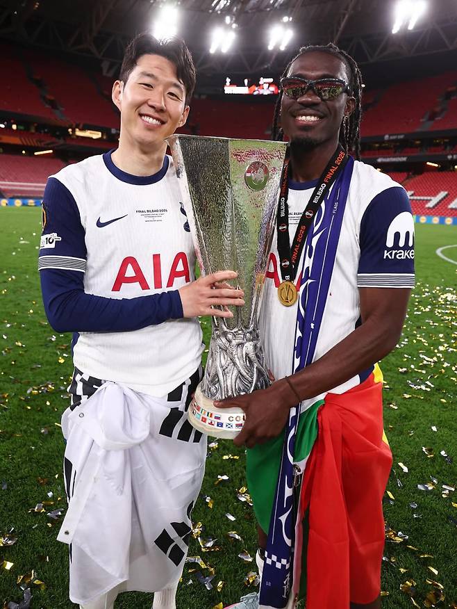 지난 4일 SNS를 통해 손흥민에게 작별 인사를 전한 토트넘 비수마(오른쪽). 사진=비수마 SNS