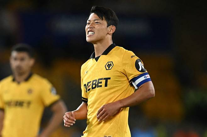 주장 완장을 차고 피치를 누빈 황희찬. 사진=AFP 연합뉴스