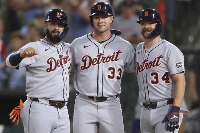 <yonhap photo-3461=""> Detroit Tigers' Gleyber Torres, left, Colt Keith, middle, and Jake Rogers, right, wait at home plate to celebrate with Riley Greene (not shown) after Greene grand slam during the third inning of a baseball game against the Athletics, Tuesday, Aug. 26, 2025, in West Sacramento, Calif. (AP Photo/Scott Marshall)/2025-08-27 12:10:52/ <저작권자 ⓒ 1980-2025 ㈜연합뉴스. 무단 전재 재배포 금지, AI 학습 및 활용 금지></yonhap>
