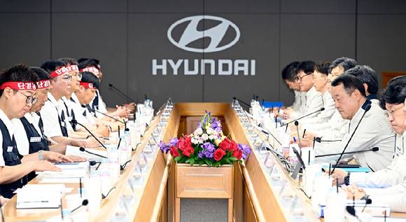 현대자동차 노사 대표가 지난 6월 18일 울산공장에서 올해 임금 및 단체협약 상견례를 진행하고 있다. [사진=연합뉴스]