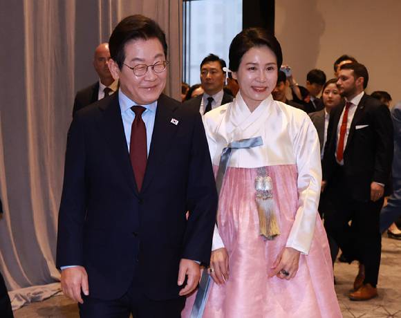 이재명 대통령과 김혜경 여사가 24일(현지시간) 미국 워싱턴DC의 한 호텔에서 열린 동포 만찬 간담회에 입장하고 있다. 2025.8.25 [사진=연합뉴스]